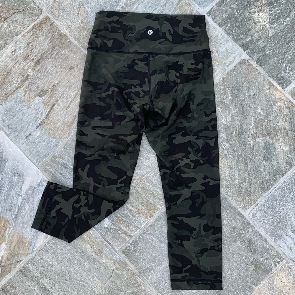Lululemon 21” size 6 Wunder Under camo leggings